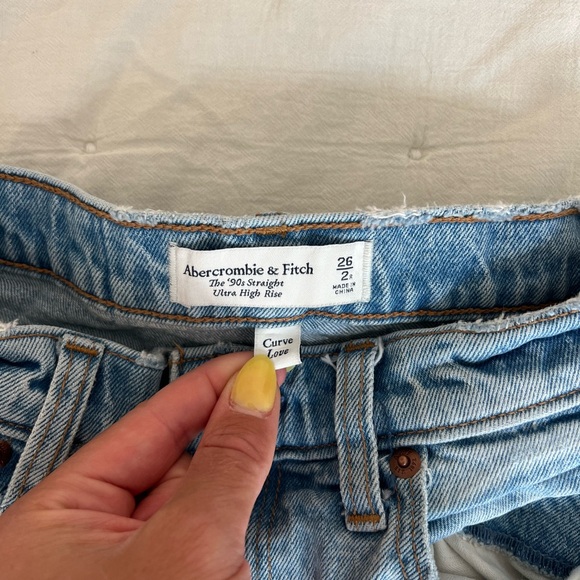 Curve Love Ultra High Rise 90s Straight Jean - Size 26, Light with Vent - Picture 3 of 5